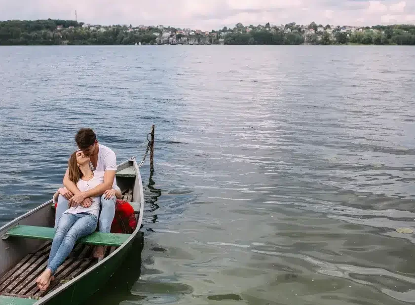 balade en parc en amoureux sur un lac couple qui s'embrasse