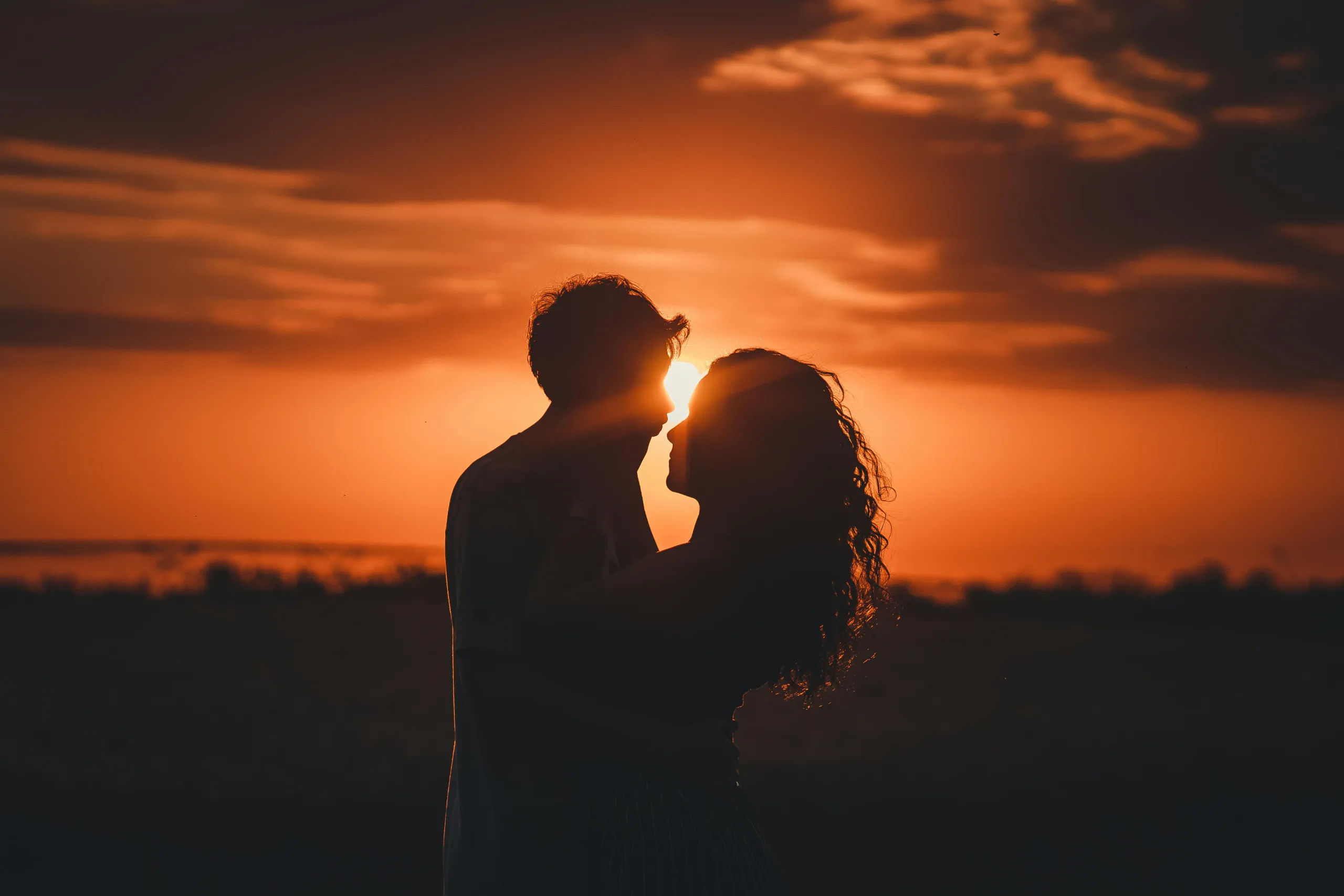 Couple devant un coucher de soleil